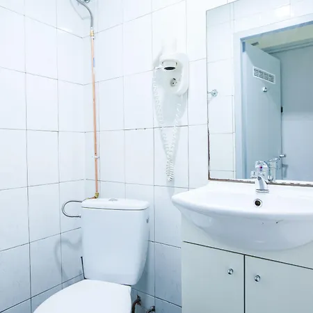 特里亚农经济酒店 2*